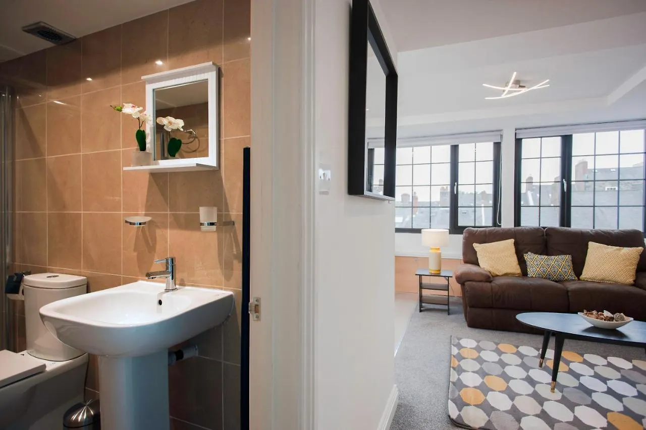 Oakstays - Bright, Spacious Gem Newcastle upon Tyne Apartment